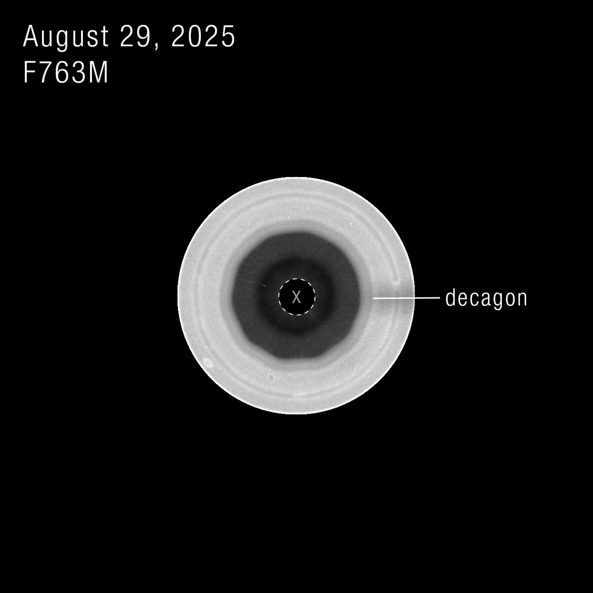 Saturnus' zuidpool-decagon, Hubble-ruimtetelescoop, 29 augustus 2025